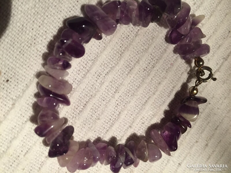 Mineral bracelet with larger amethyst grains (gyfd)