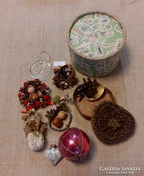 Régi üveg karácsonyfadísz valamint kézzel készített díszek szagos szegfűszegből régi dobozában (53)