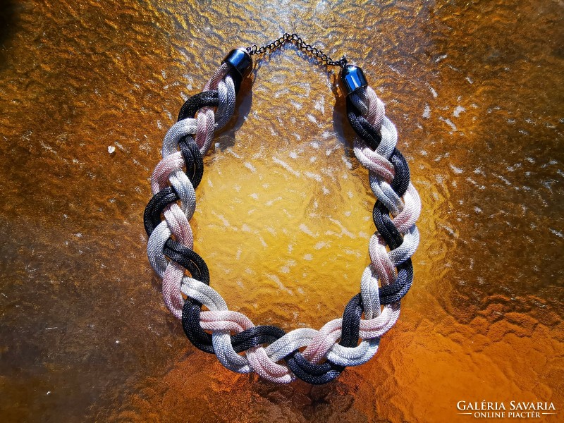 Tricolor metal braided necklace