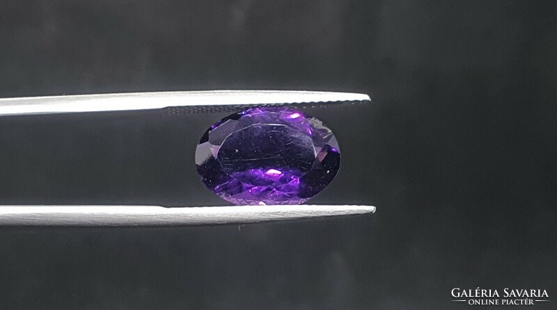 Deep purple amethyst oval cut 4.90 Carats. With certification.