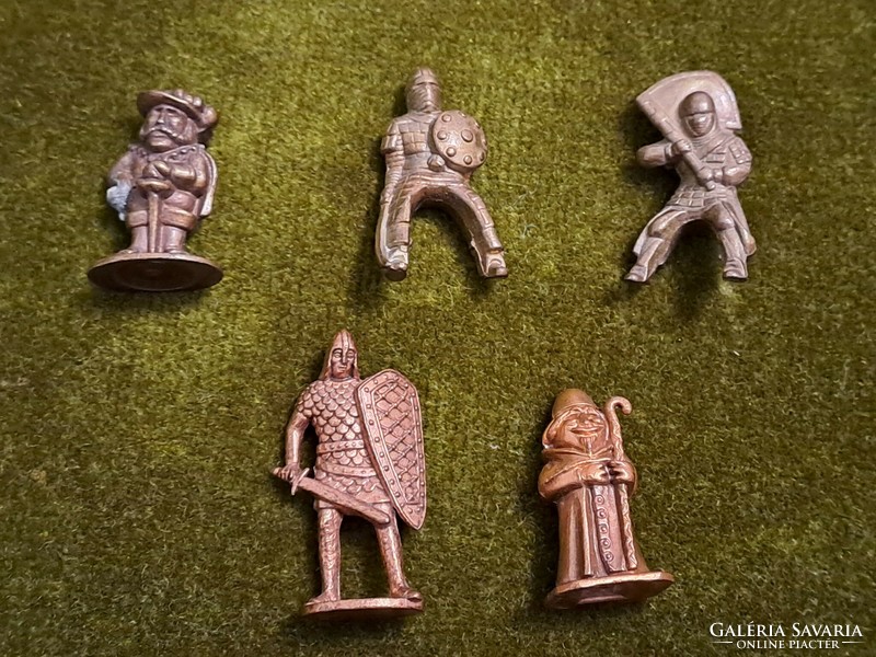 Miniatűr figurák ólomkatonák 5 db.