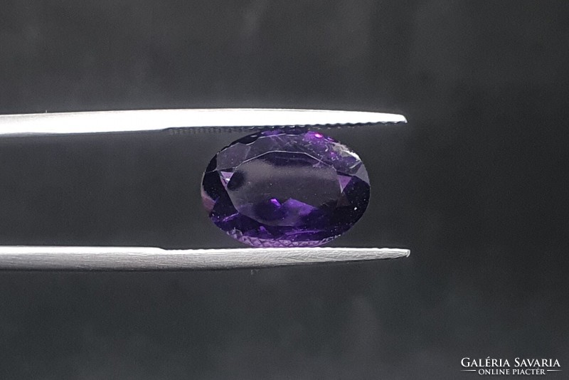 Deep purple amethyst oval cut 4.90 Carats. With certification.