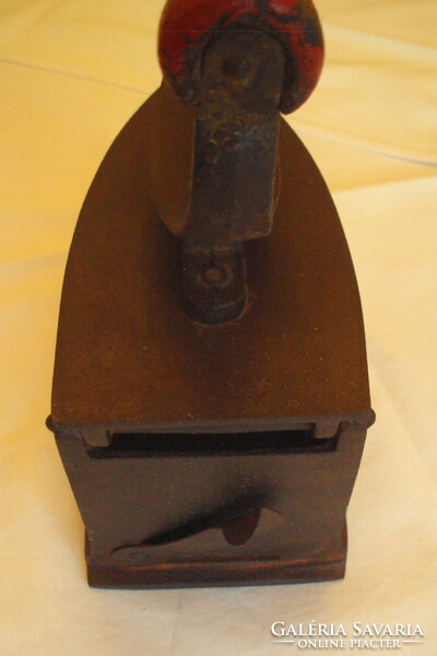 ANTIK TÜZES VASALÓ --- parázzsal melegített öntöttvasból készült,vasaláshoz használt konyhai eszköz.