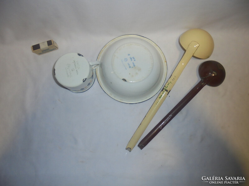 Régi zománcos konyhai eszköz - négy darab együtt - bögre, tálka, merőkanalak - népi, paraszti dekorá