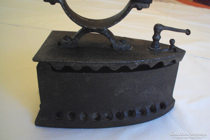 ANTIK TÜZES VASALÓ --- parázzsal melegített öntöttvasból készült,vasaláshoz használt konyhai eszköz.