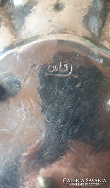 Gazdagon díszített régi arab fémtálca