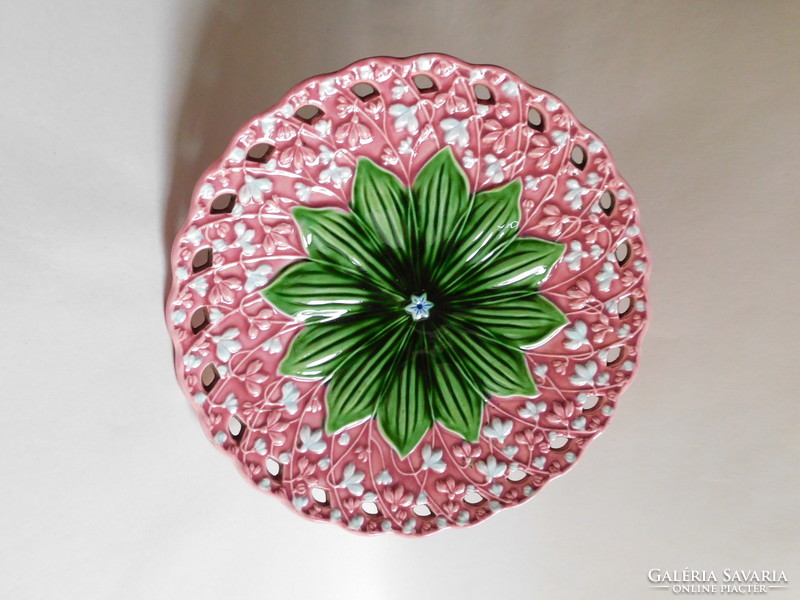 Körmöcbányai antik majolika talpas tál gyöngyvirág mintával, három tányérral