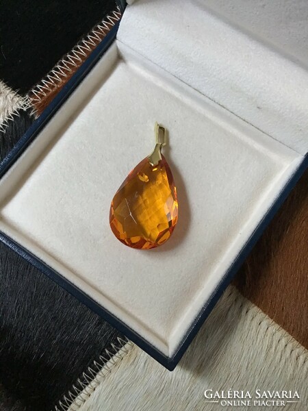 Old 8 carat gold pendant with polished amber