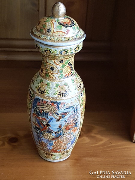 Fabulous Chinese porcelain vase with lid