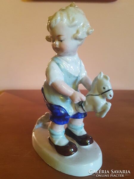 Lovacskázó kisfiú (hibátlan) régi porcelán szobor