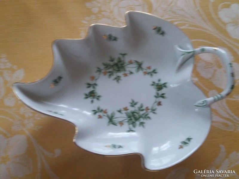 Leaf-shaped porcelain offering from Hollóháza