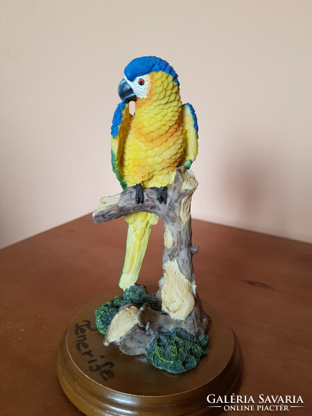 Parrot statue
