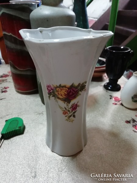 The porcelain Romania vase is in the condition shown in the pictures