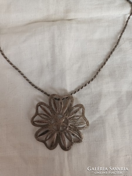 Eladó régi ezüst kézműves nyaklánc régi ezüst virág formájú medállal!