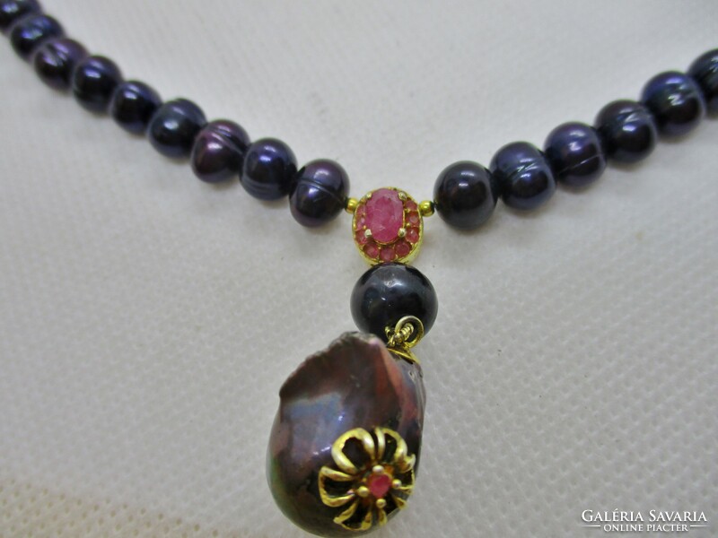 Beautiful genuine black pearl necklace with rubies and gold-plated silver clasp