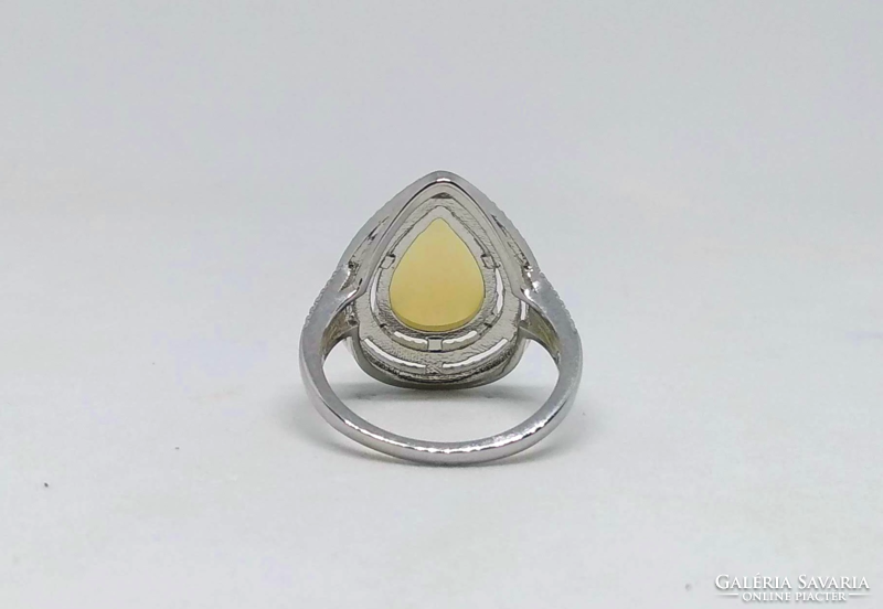 925-s töltött ezüst gyűrű, szintetikus fehér tűzopál kristállyal (191)