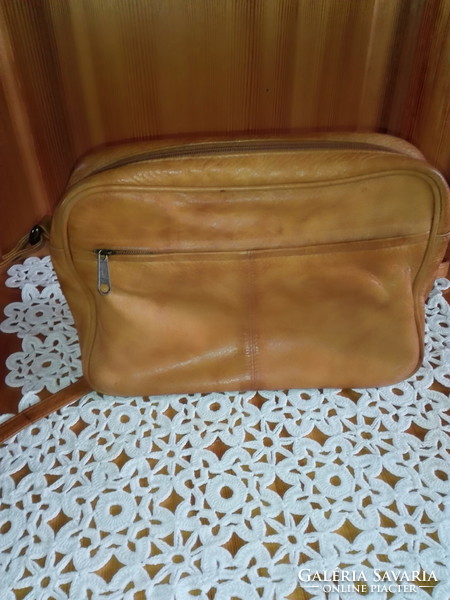 Leather bag, can be hung on the shoulder, unisex.