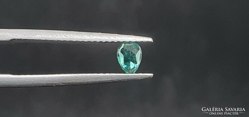 Brazilian emerald drop 0.21 Carat. With certification.