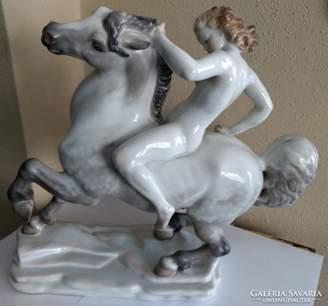 Herendi amazon lovon klasszikus porcelan szobor