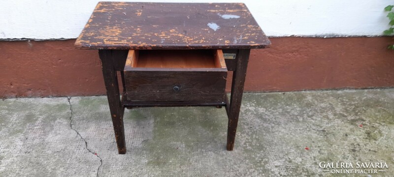 Old pine leaf table