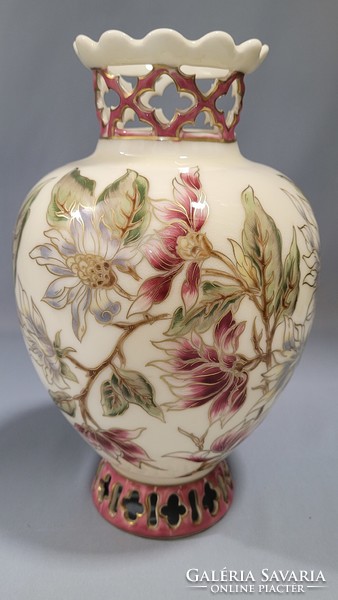 Zsolnay kézzel festett porcelán virágos áttört peremű váza