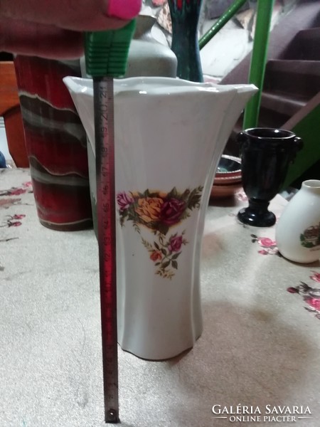 The porcelain Romania vase is in the condition shown in the pictures