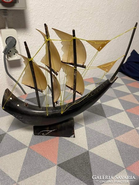 Szarvcsontból készült modell hajó