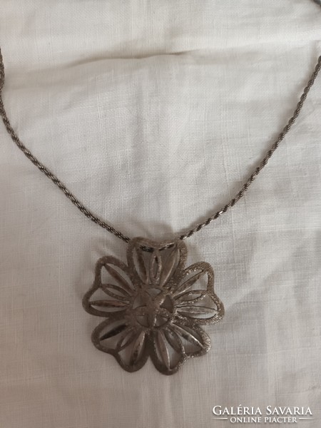 Eladó régi ezüst kézműves nyaklánc régi ezüst virág formájú medállal!