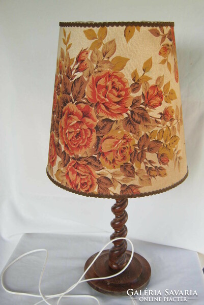Koloniál stílusú lámpa csavart fa test rózsás lámpaernyővel 70 cm