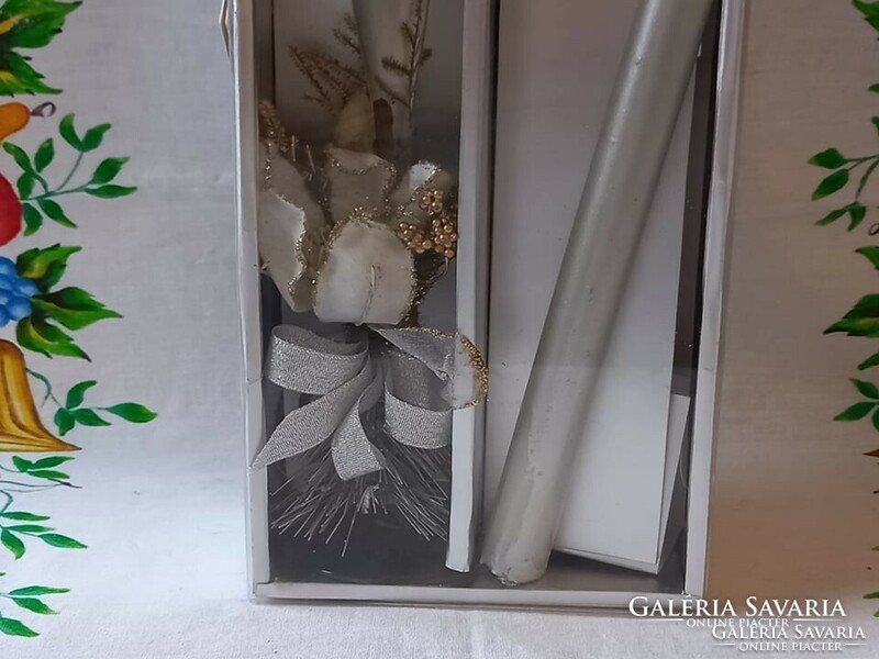 Karácsonyi asztali üveg gyertyatartó, gyertyával és dekorációval, saját dobozában