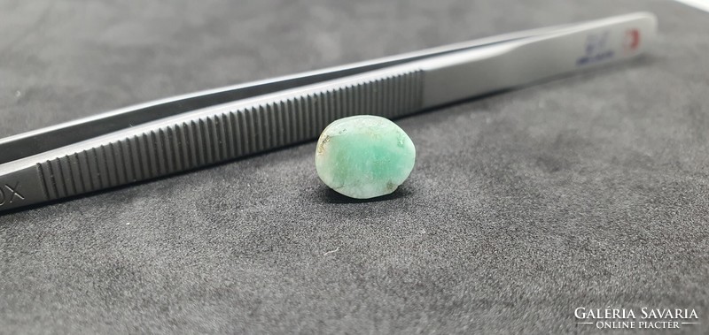 Colombian emerald cabochon 6.32 carats. With certification.