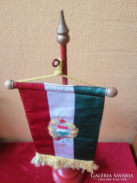 Kádár coat of arms table flag with pedestal
