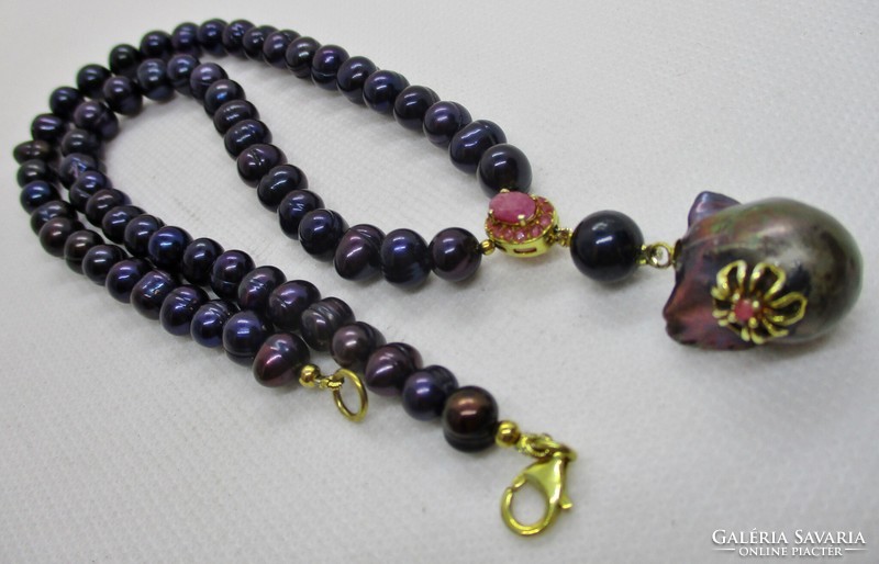 Beautiful genuine black pearl necklace with rubies and gold-plated silver clasp