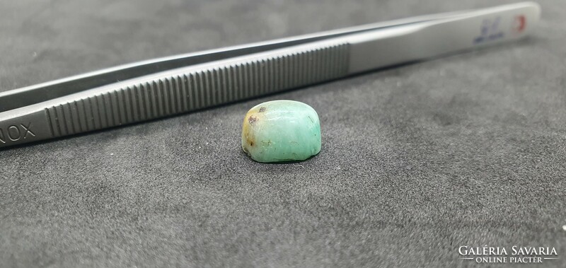 Colombian emerald cabochon 6.32 carats. With certification.