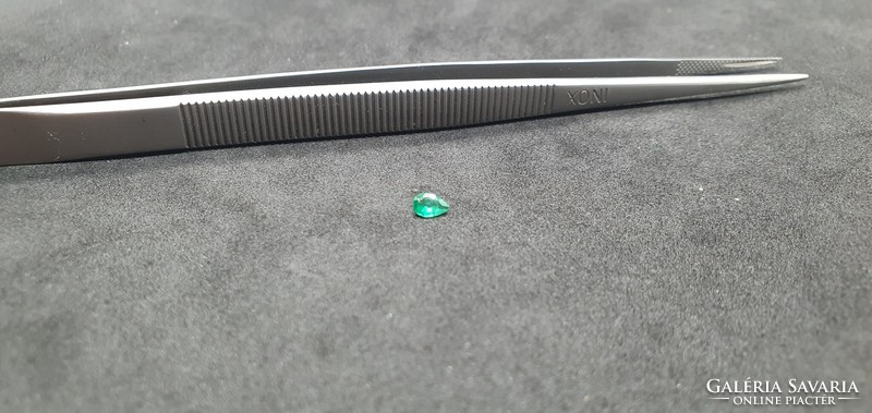 Brazilian emerald drop 0.13 Carat. With certification.