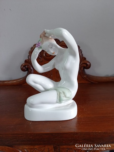 Aquincumi porcelán női akt szobor