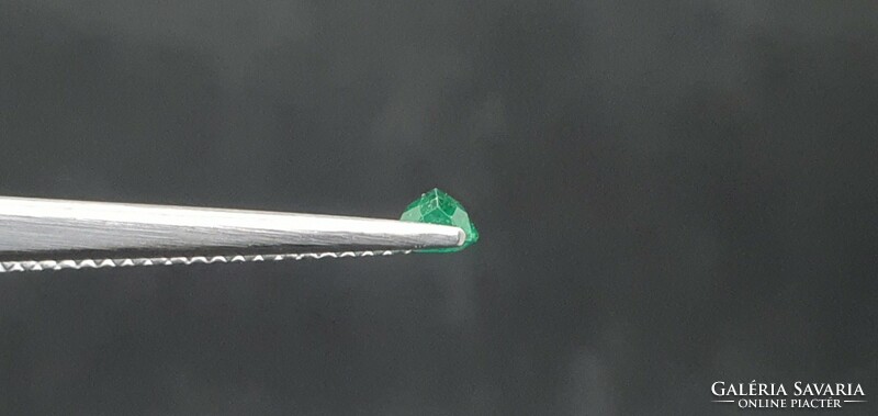 Brazilian emerald oval 0.27 Carat. With certification.