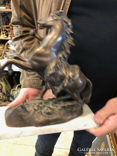 Bronz szobor, megbokrosodott lovát fékező lovas, 24 cm-es