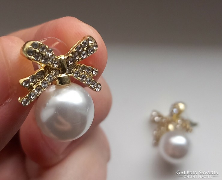 Rhinestone bow and pearl design earrings