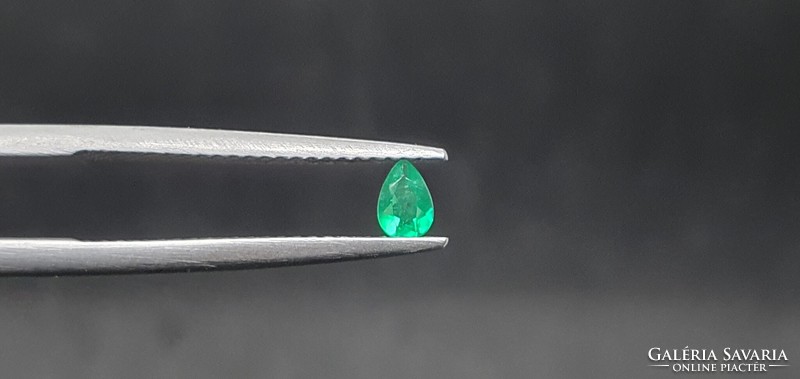 Brazilian emerald drop 0.13 Carat. With certification.