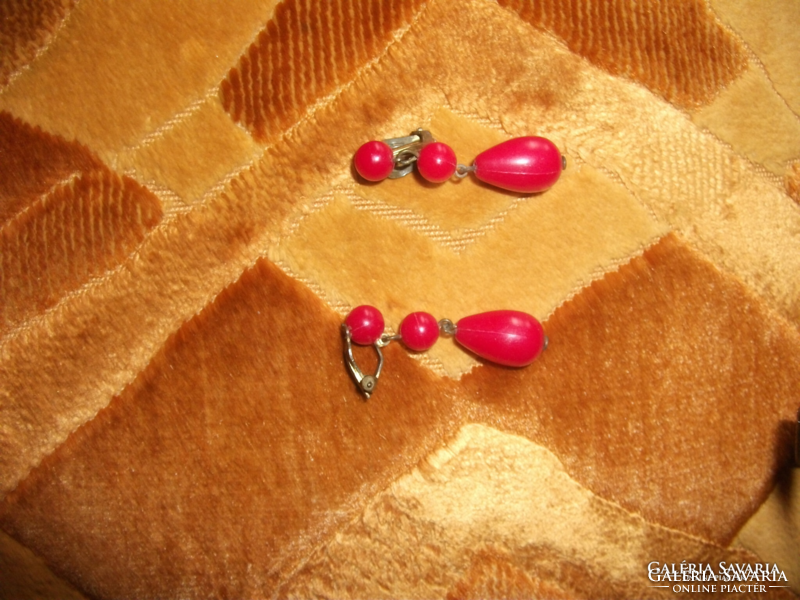 Retro red dangling earrings