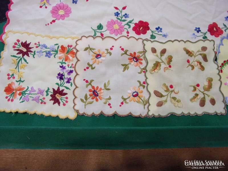 2 Decorative cushion covers and 21 tablecloths