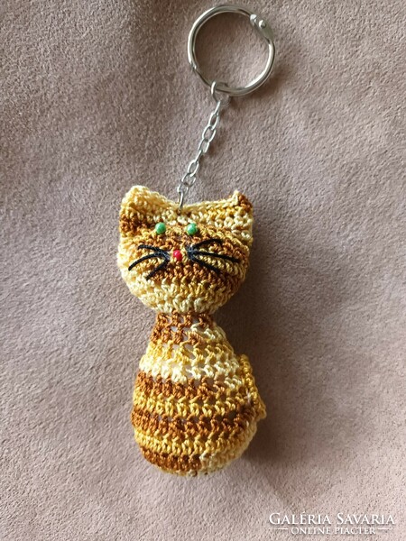 Cat keychain with yellow stripes