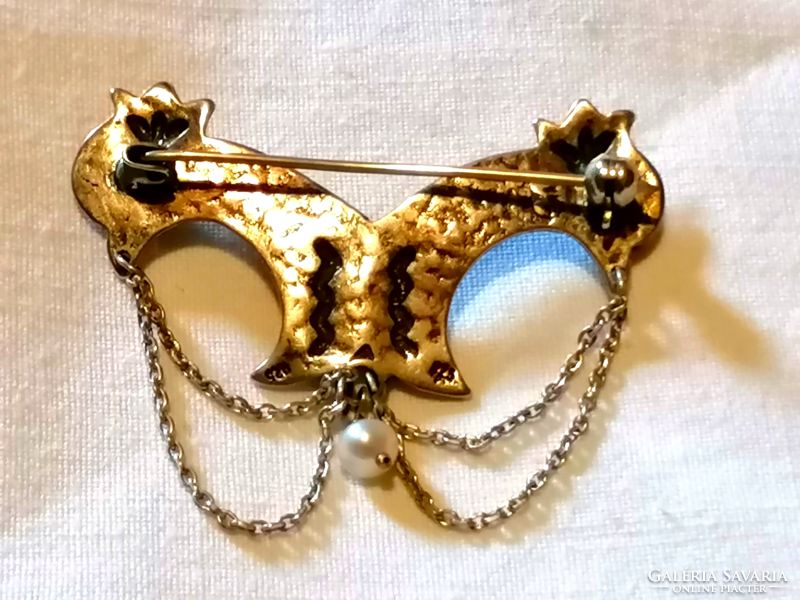 Very attractive, modern silver brooch, decorated with white pearls 38.