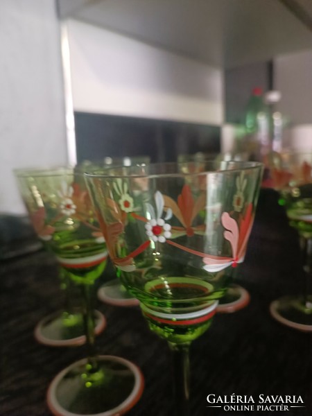 Gyönyörű smaragd zöld talpas poharak