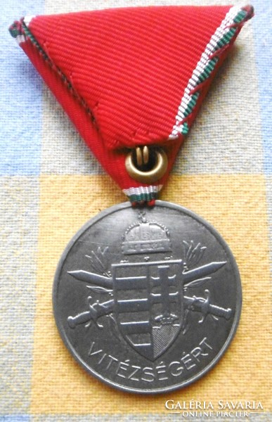 Háborús kitüntetés Horthy ezüst Vitézségi hozzáillő hadi szalaggal T 1-2