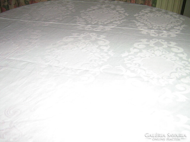Elegant damask tablecloth with a beautiful pink toledo and baroque pattern