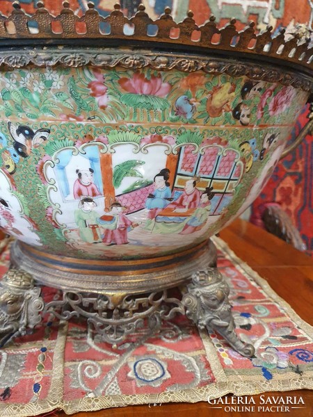 First half of the 19th century, a Chinese rosa canton porcelain bowl mounted on bronze. Very nicely detailed.