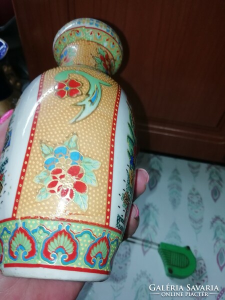Porcelán váza Chinai 9..a képeken látható állapotban van