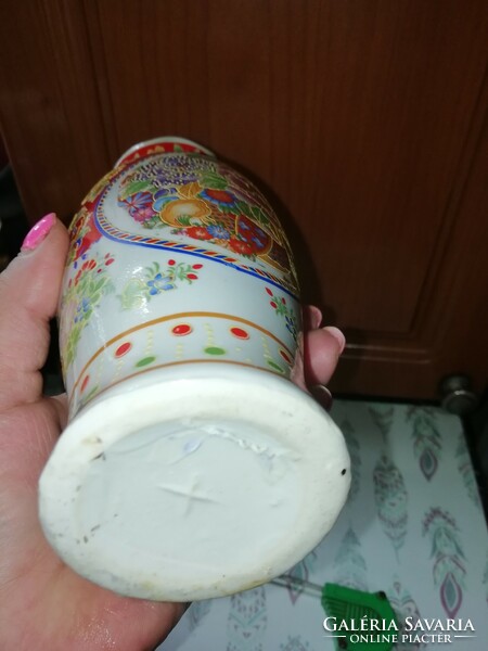 Porcelán váza Chinai 8..a képeken látható állapotban van